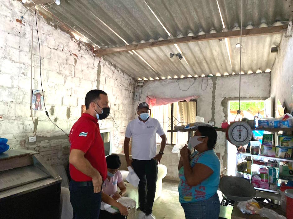 El Alcalde José Fernando Vargas en una de las viviendas afectadas.