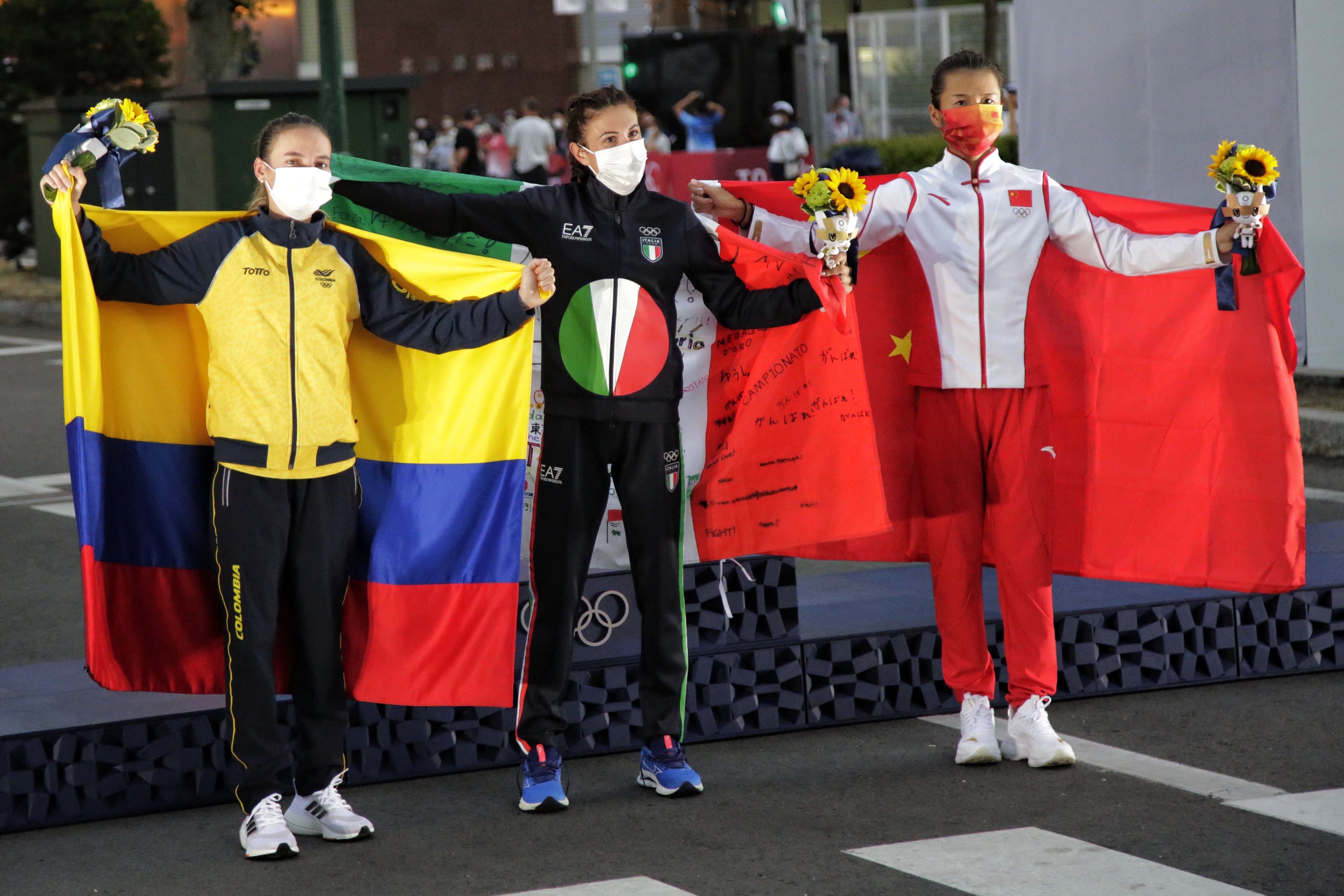 La colombiana Sandra Lorena Arenas (izquierda).