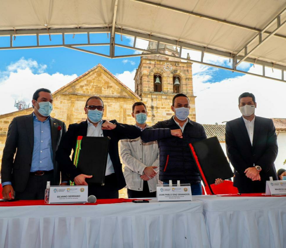 El director de la Federación de departamentos el Dr. Didier Tavera, el gobernador del departamento de Norte de Santander Silvano Serrano Guerrero, el viceministro del interior, Juan Pablo DíazGranados, el gobernador del departamento de Santander, Mauricio Aguilar Hurtado y Mauricio Gómez Amin