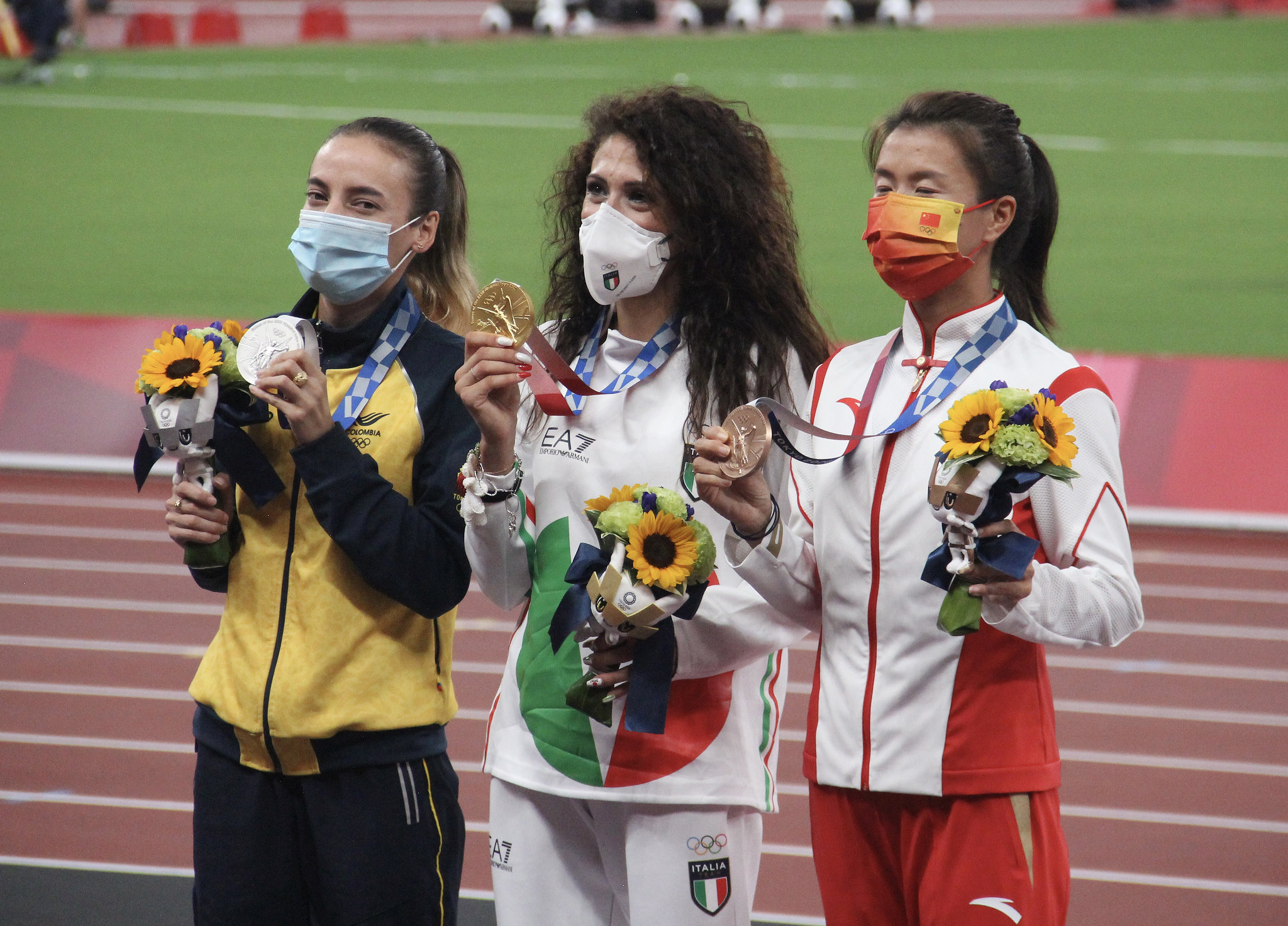 Las medallistas de la marcha atlética 20 kilómetros. 