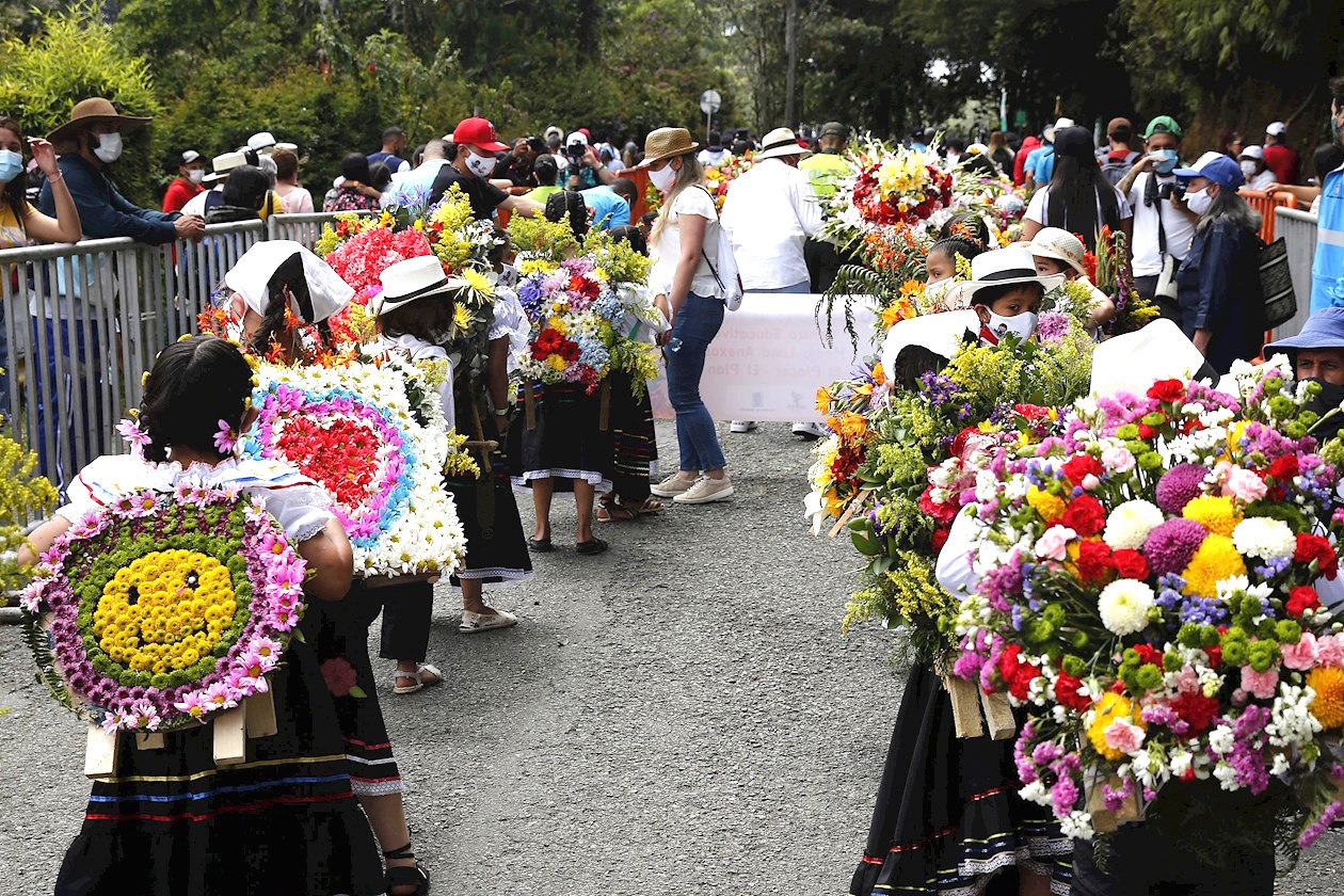 Los niños exhibiendo vistosos arreglos.