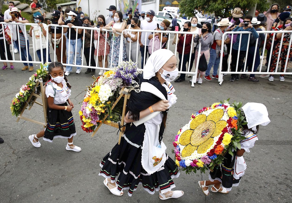 Niños de todas las edades participando en el desfile.