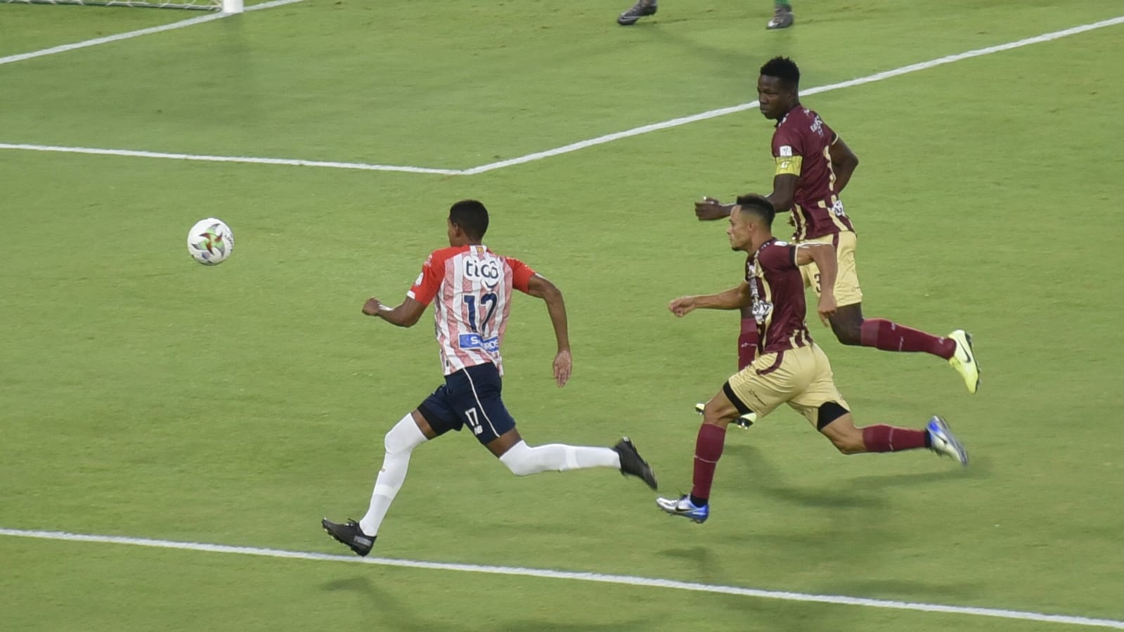 Gabriel Fuentes en función ofensiva eludiendo la marca de Anderson Plata.