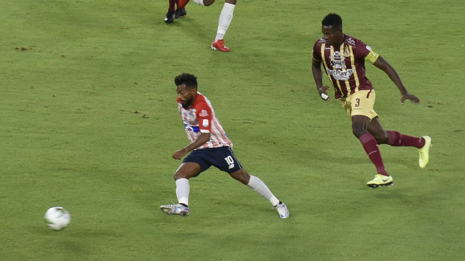 Luis 'Cariaco' González eludiendo la marca de Julián Quiñones.