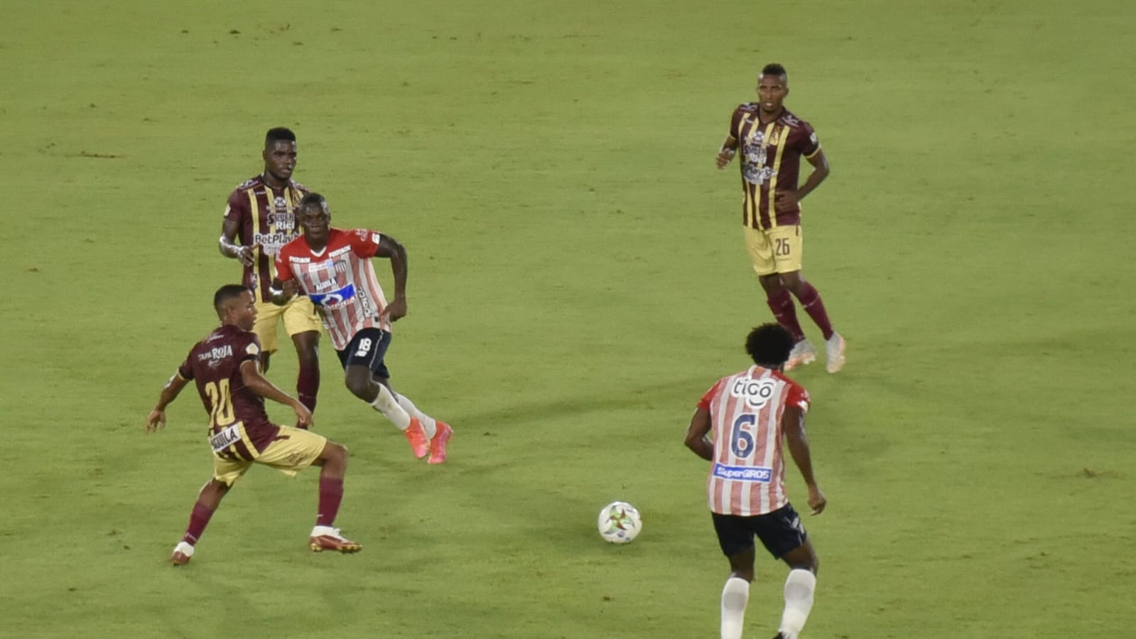 Didier Moreno y Edwuin Cetré enfrentando la marca de los 'Pijaos'.