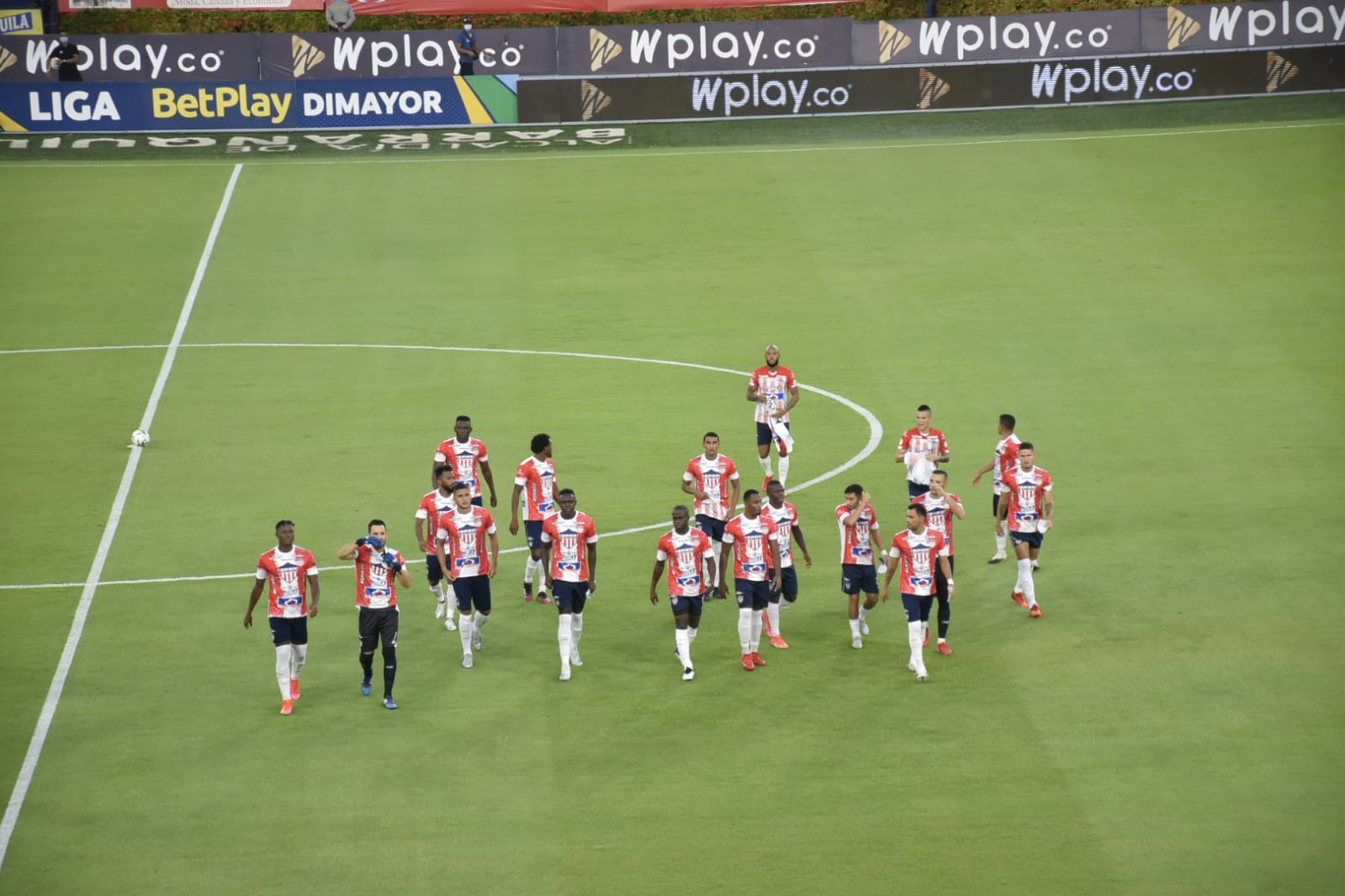 Jugadores del Junior con la camiseta conmemorativa de los 97 años.