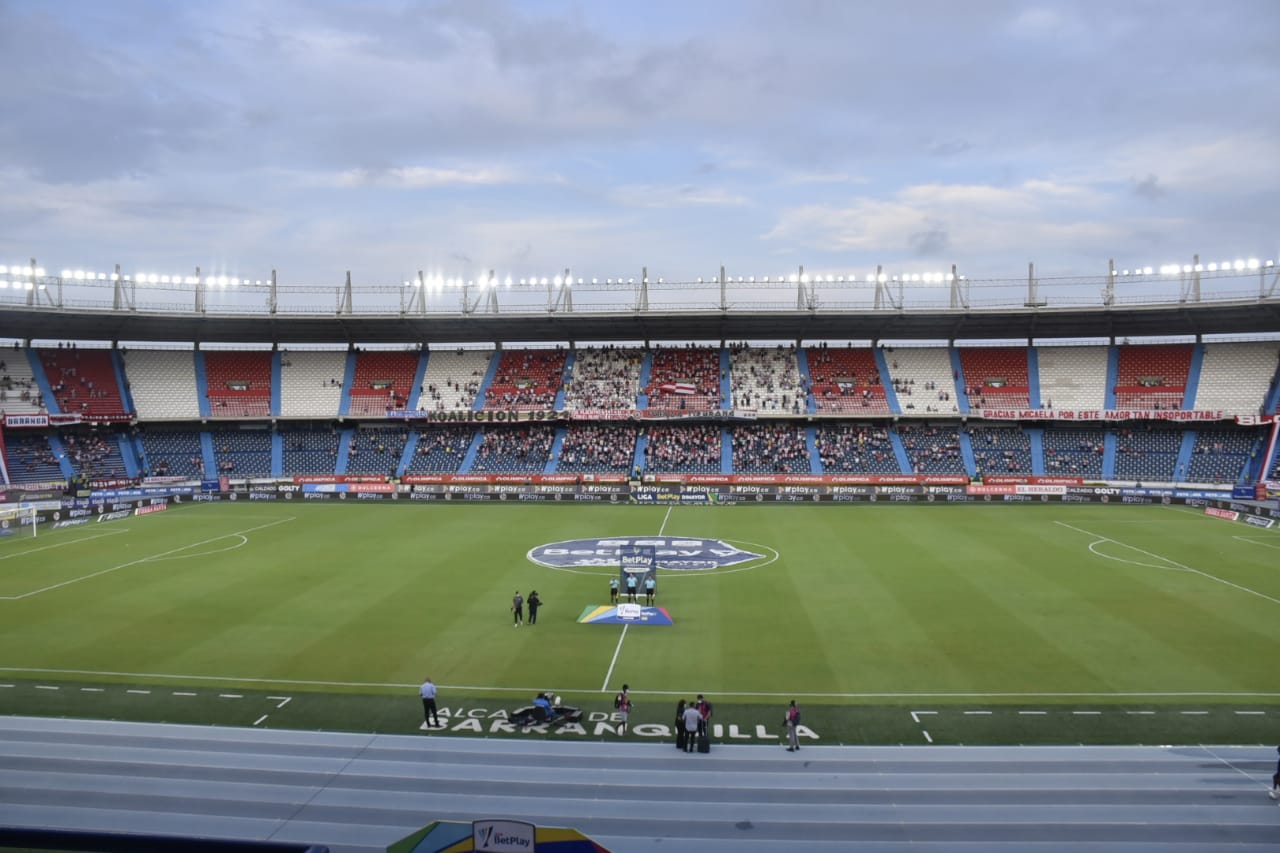 Los árbitros esperando la salida de los equipos, demorada en señal de protesta contra la violencia en los estadios.