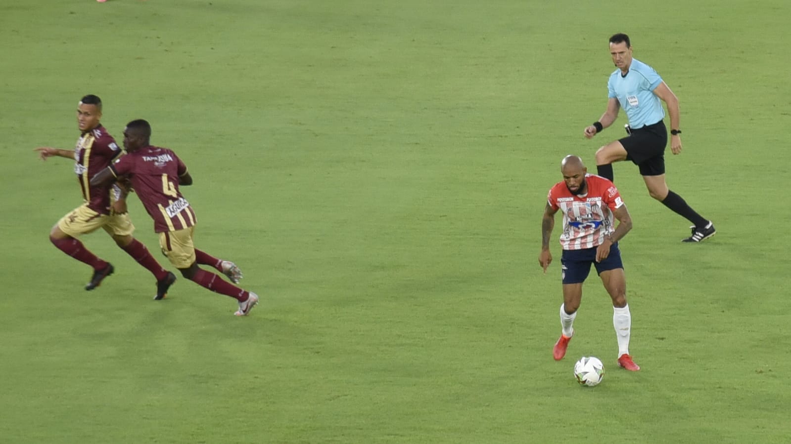 Freddy Hinestroza en juego ofensivo.