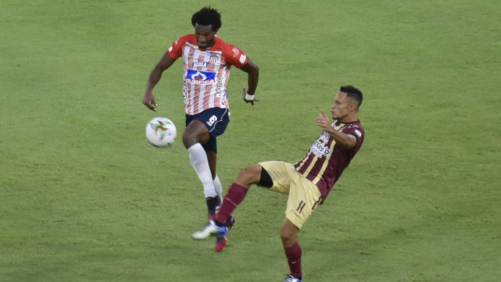 Didier Moreno controlando un ataque de Anderson Plata.