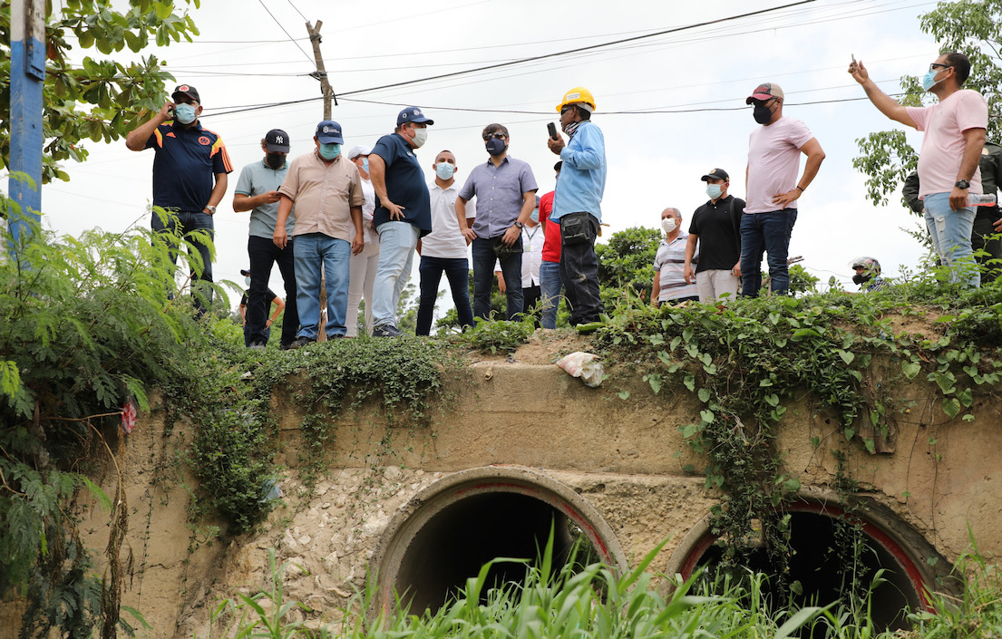 El Alcalde Jaime Pumarejo inspeccionando los sectores donde serán ejecutadas las obras.