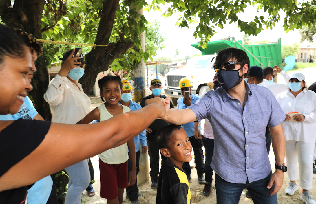 El Alcalde Jaime Pumarejo saludando a los vecinos del sector.