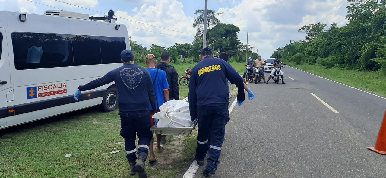 El Cuerpo de Bomberos de Sabanalarga ayudó en las labores de rescate del cadáver. 