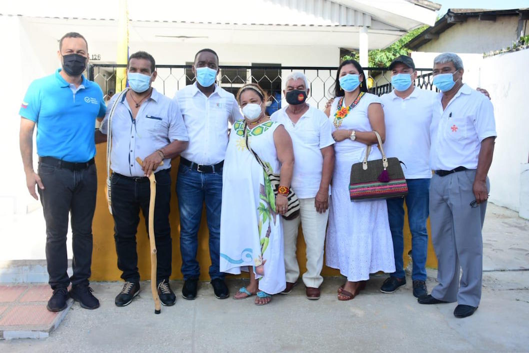 El Alcalde José Fernando Vargas con representantes de la etnia Mokaná.