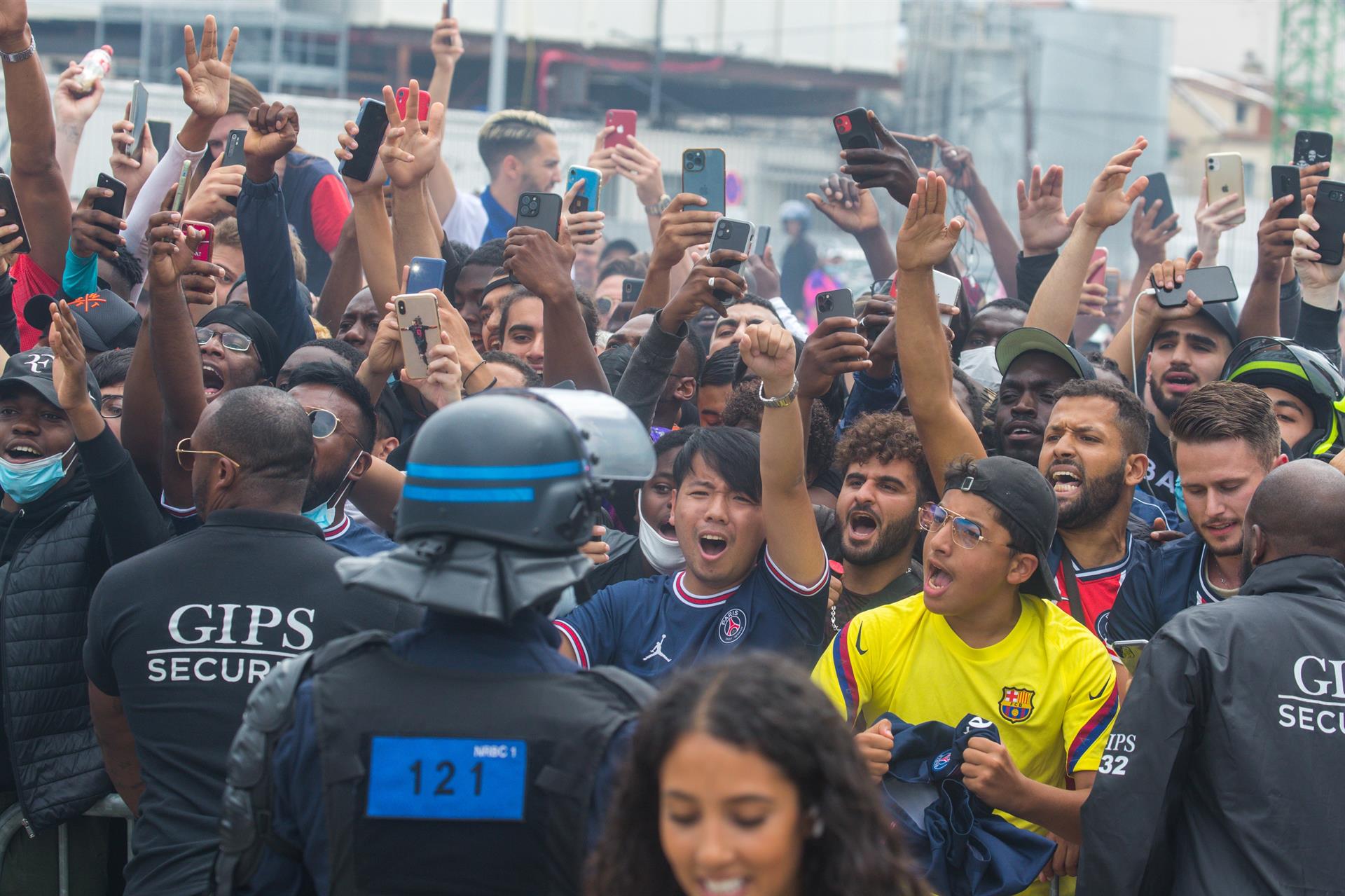 Mientras viajaba la expectativa creció en París. 