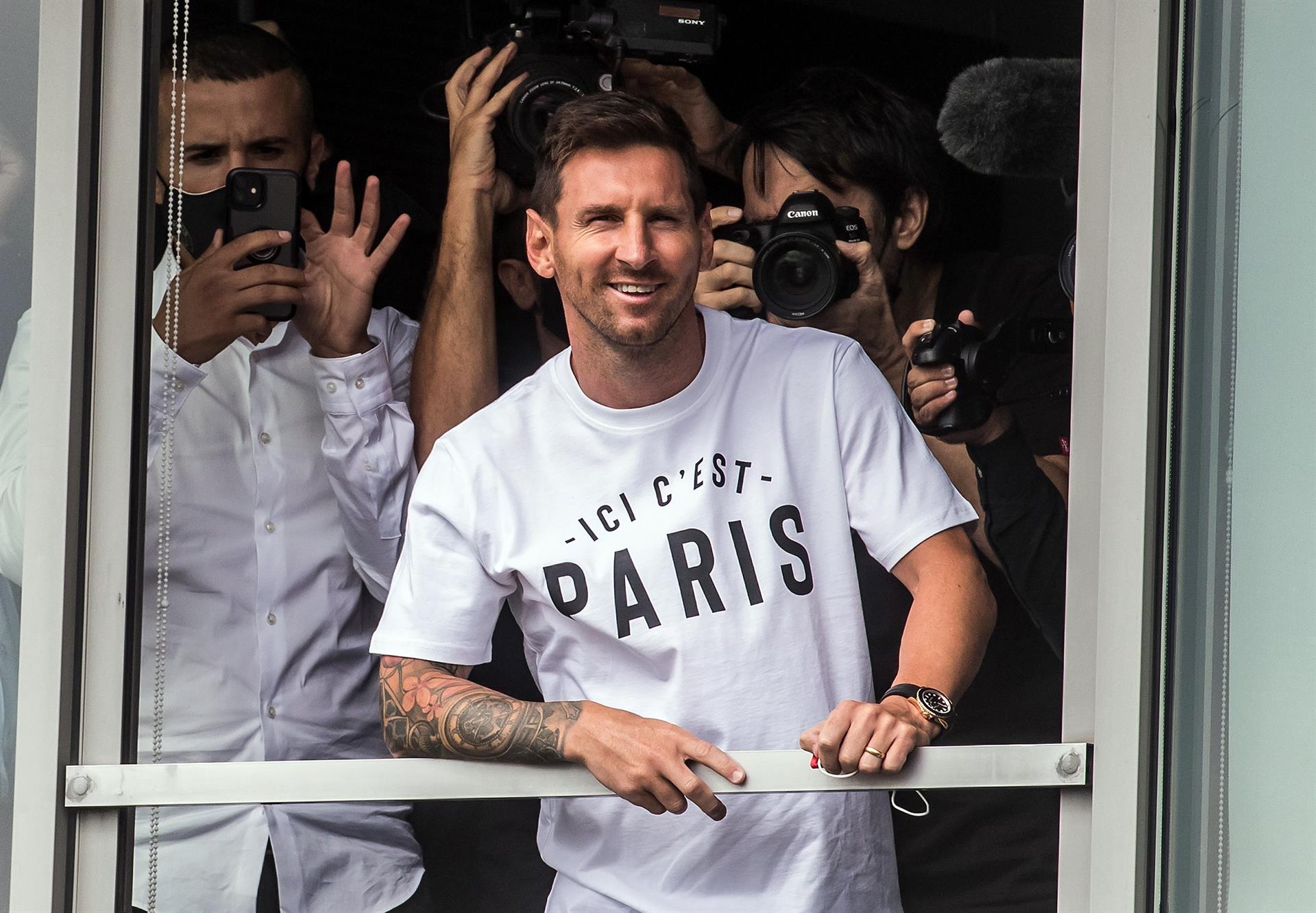 Messi contempla a los aficionados. 