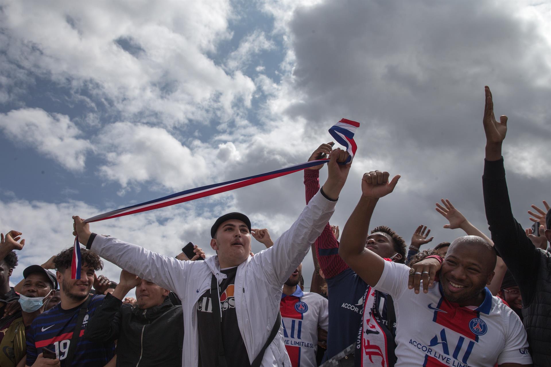 Los aficionados estallaron en felicidad al verlo desde la distancia. 