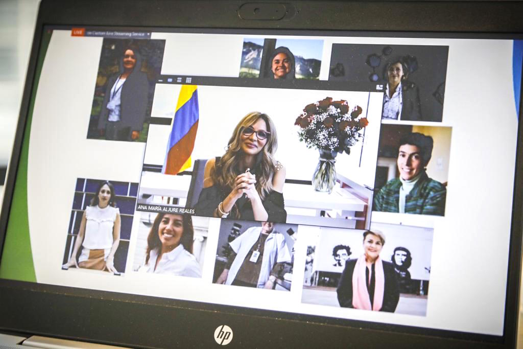 Participantes en el conversatorio.