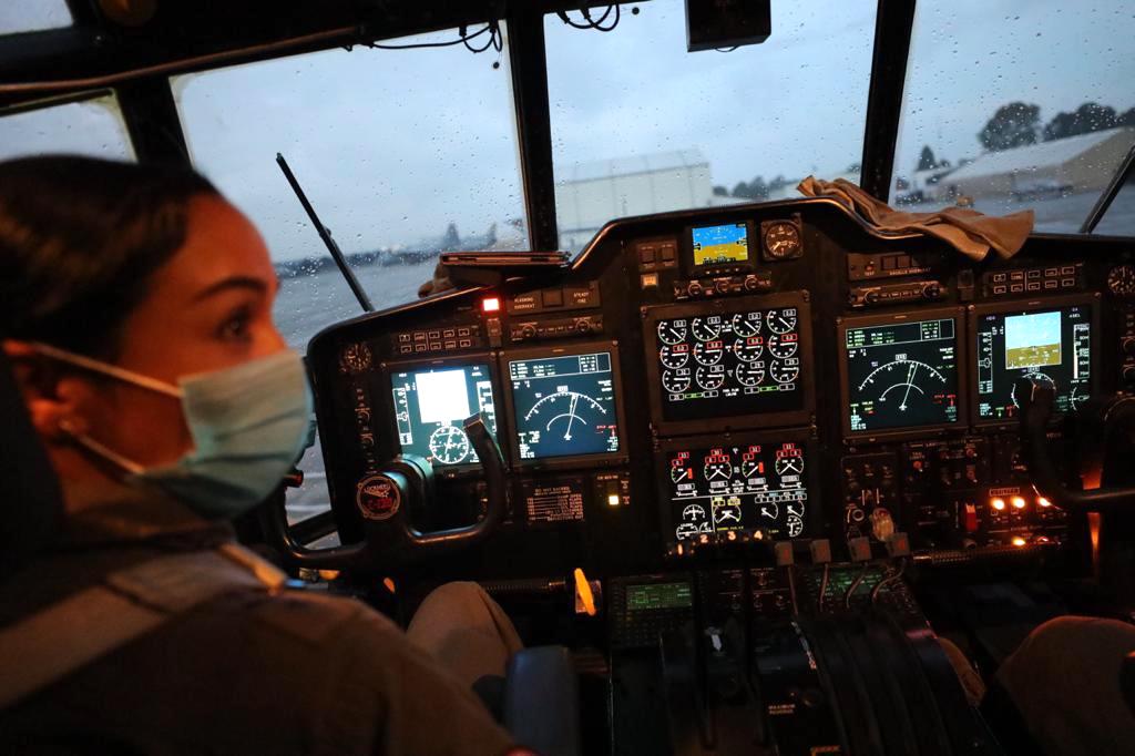 Fuerza Aérea Colombiana La Teniente Coronel Andrea Díaz, a bordo del Hércules.