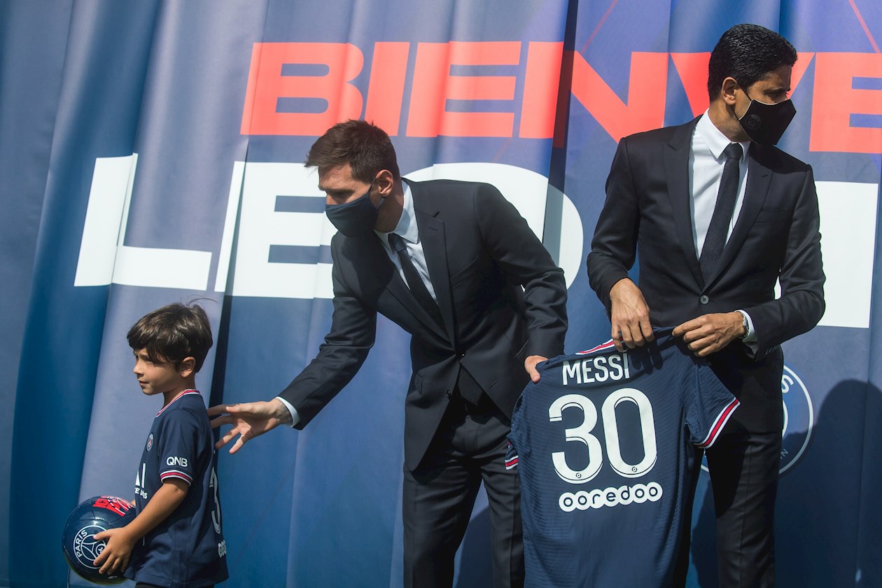 El delantero argentino Lionel Messi y el presidente del PSG Nasser Al-Khelaïfi.