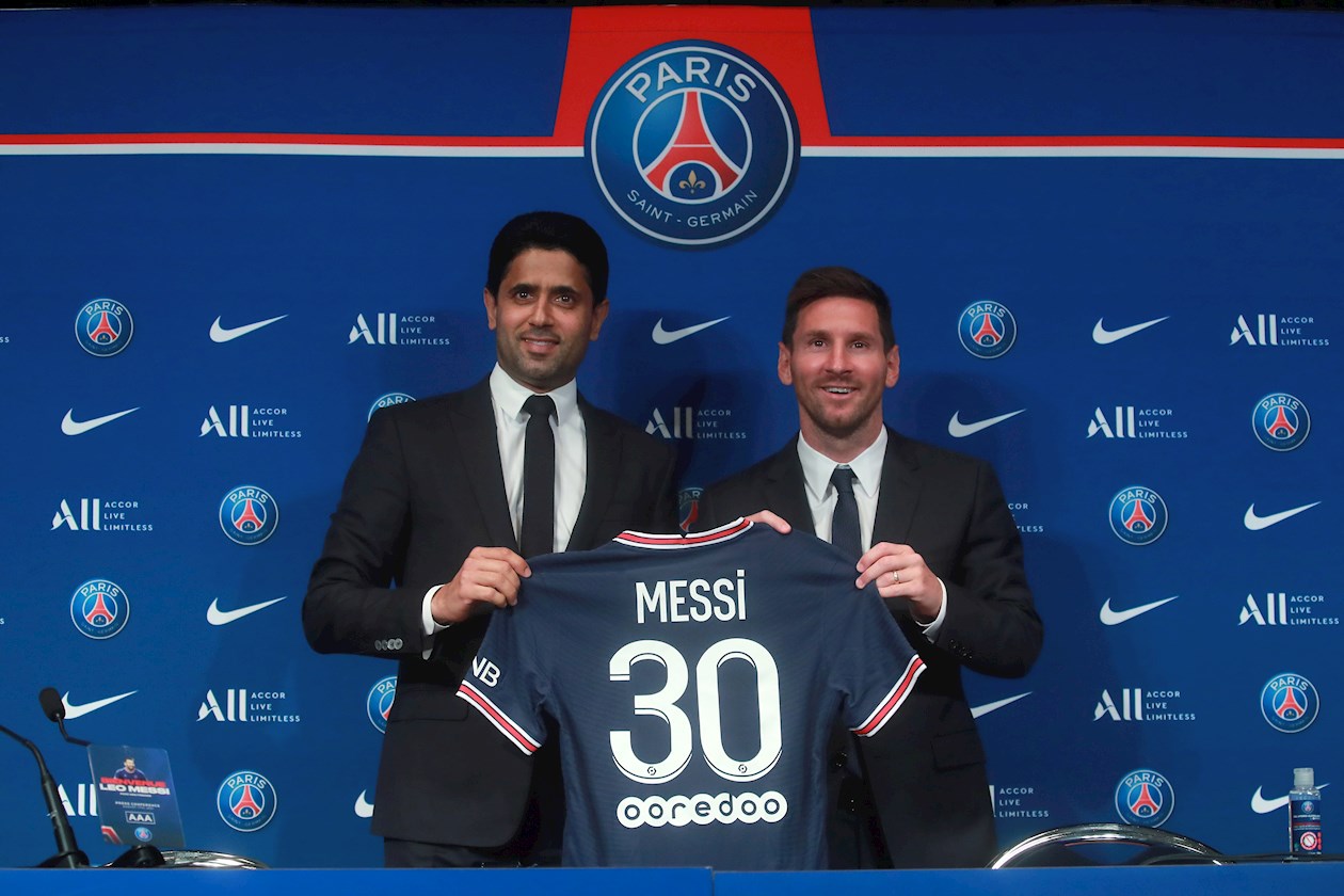 El presidente del PSG Nasser Al-Khelaïfi y el argentino Lionel Messi.