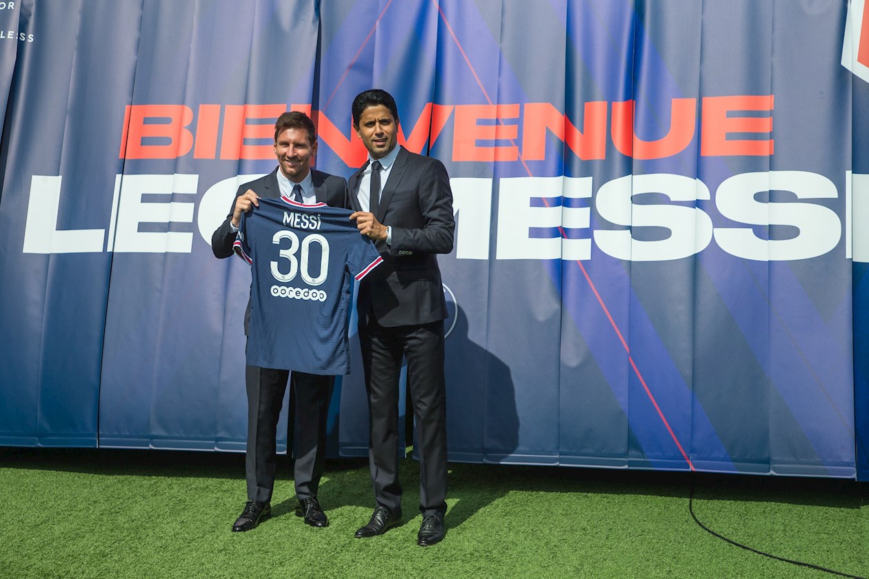 El delantero argentino Lionel Messi y el presidente del PSG Nasser Al-Khelaïfi.