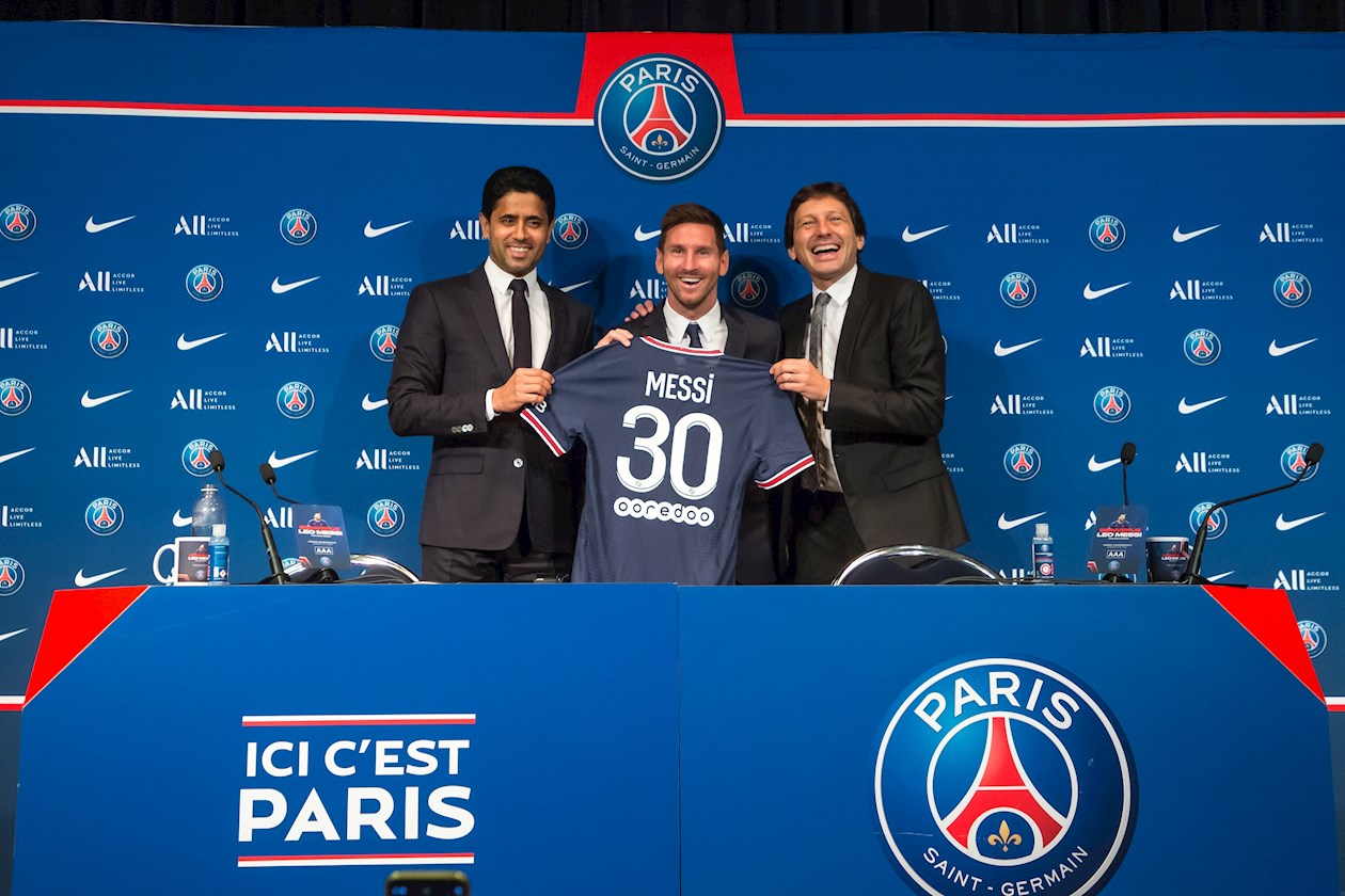 El presidente del PSG Nasser Al-Khelaïfi, el argentino Lionel Messi y el director deportivo Leonardo.