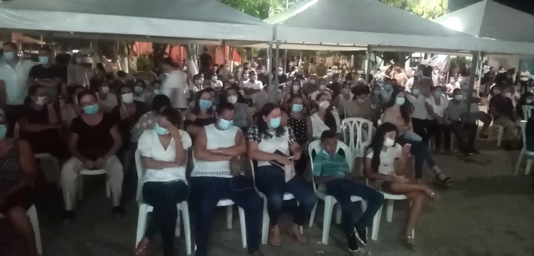 Familiares y amistades en el homenaje póstumo.