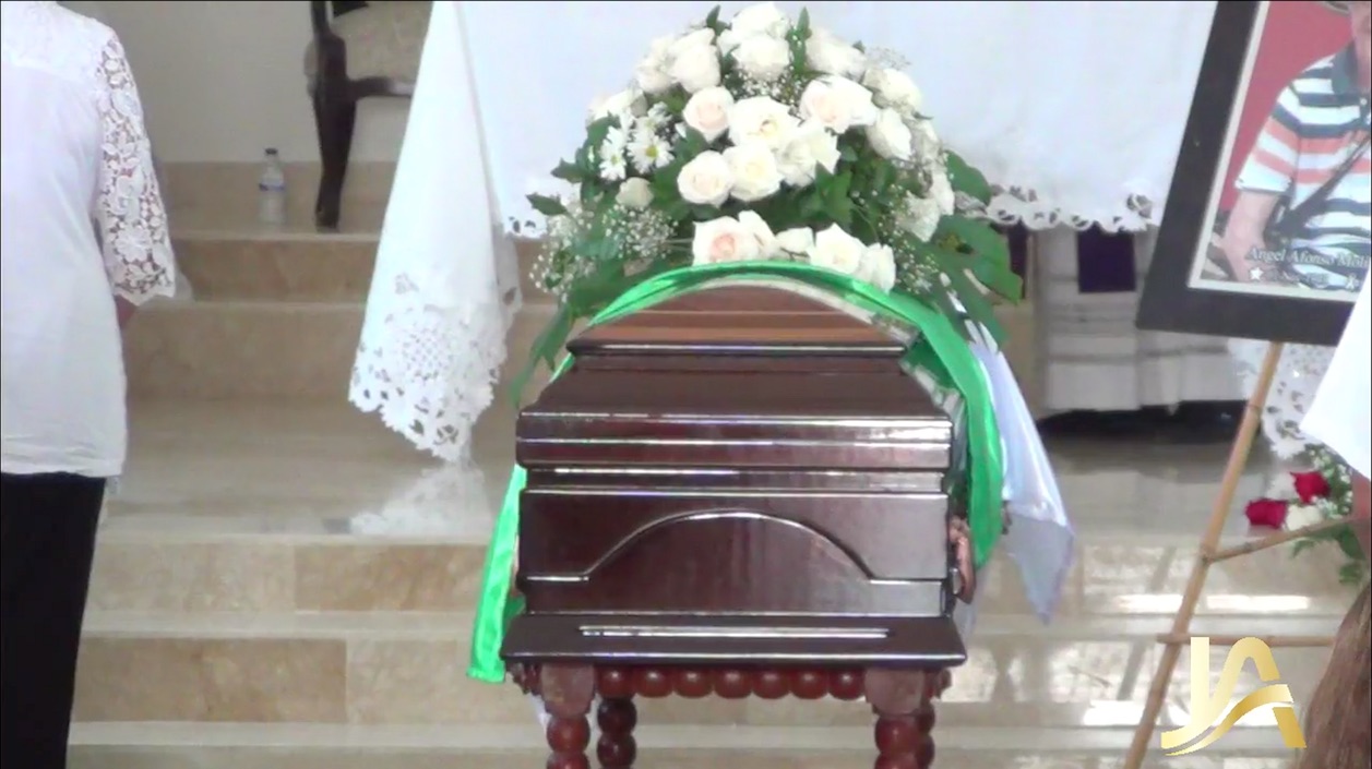 El féretro durante la ceremonia religiosa.