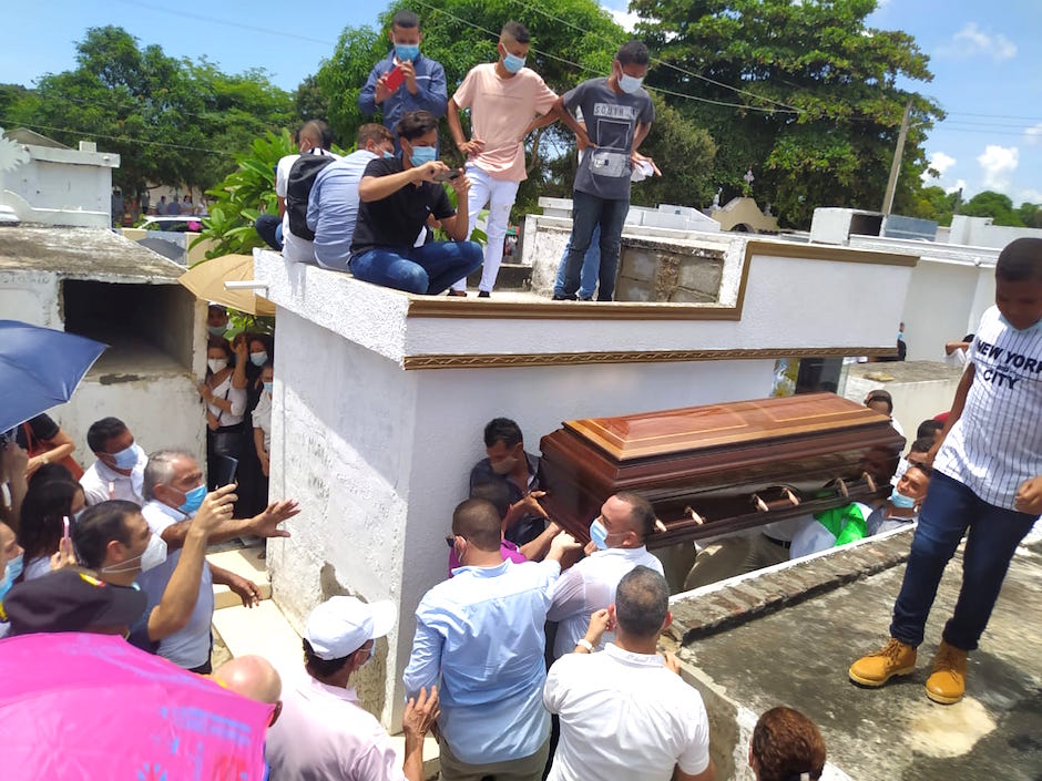 Acompañamiento del féretro a la morada final.