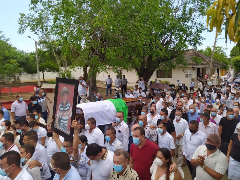 Ciudadanos acompañando el cortejo fúnebre.