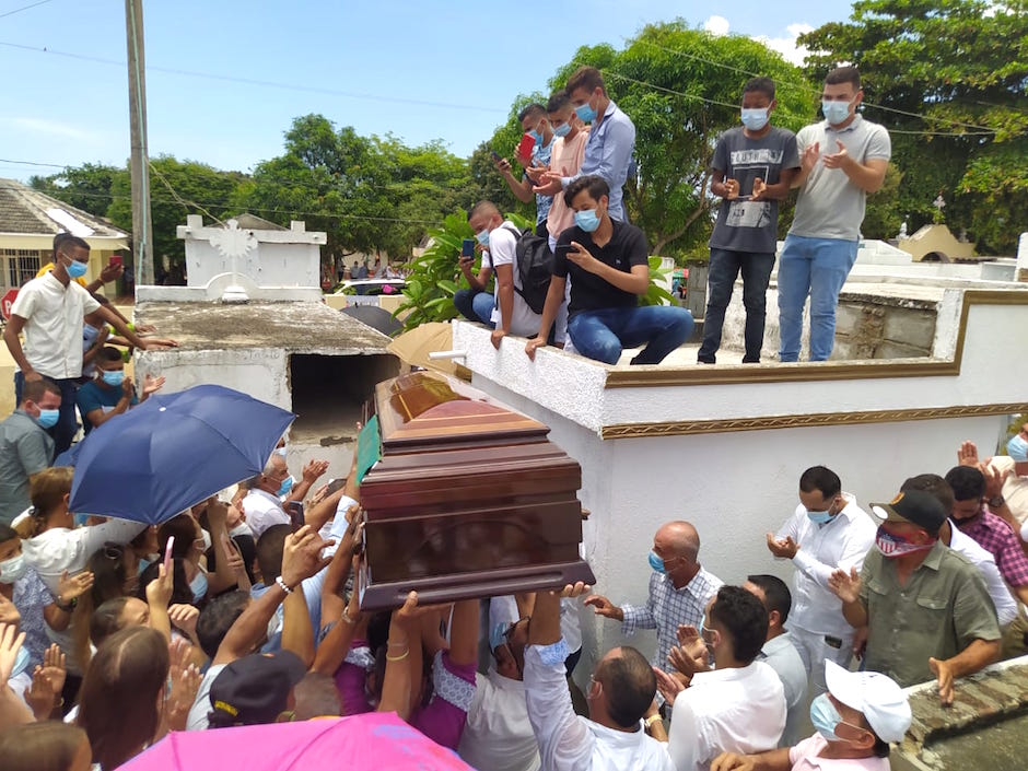 Amigos y familiares disponiendo el ataúd en la bóveda.