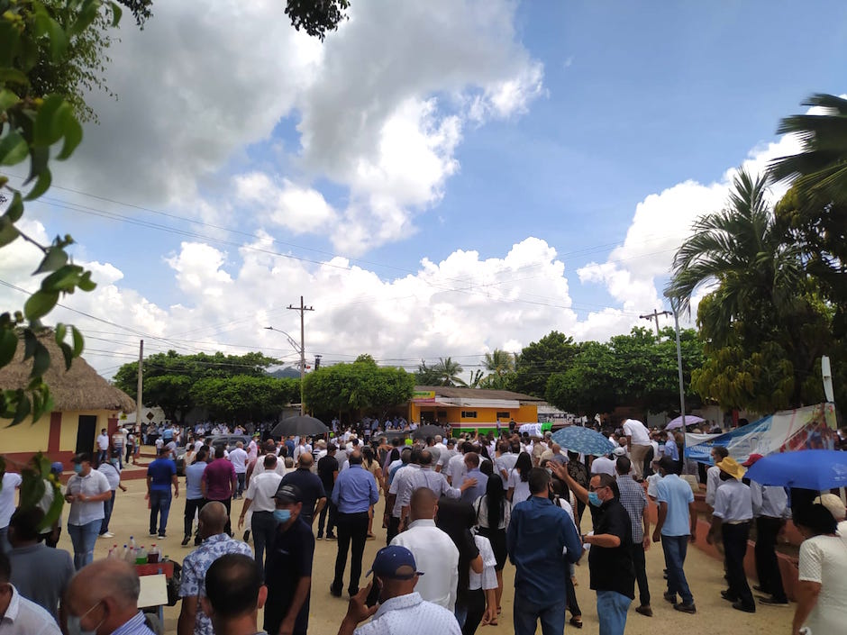 Las calles de Juan de Acosta abiertas al paso del cortejo fúnebre.