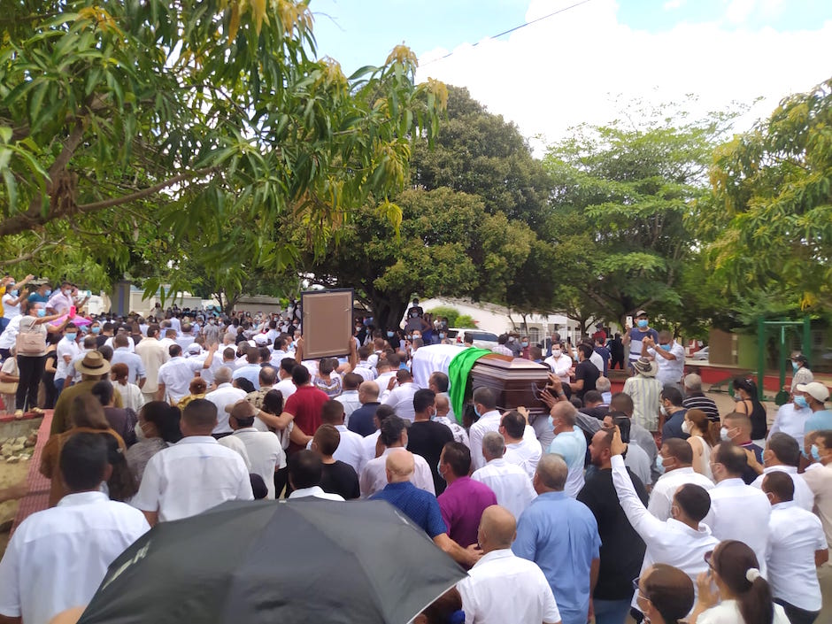Centenares de ciudadanos dándole la despedida final.