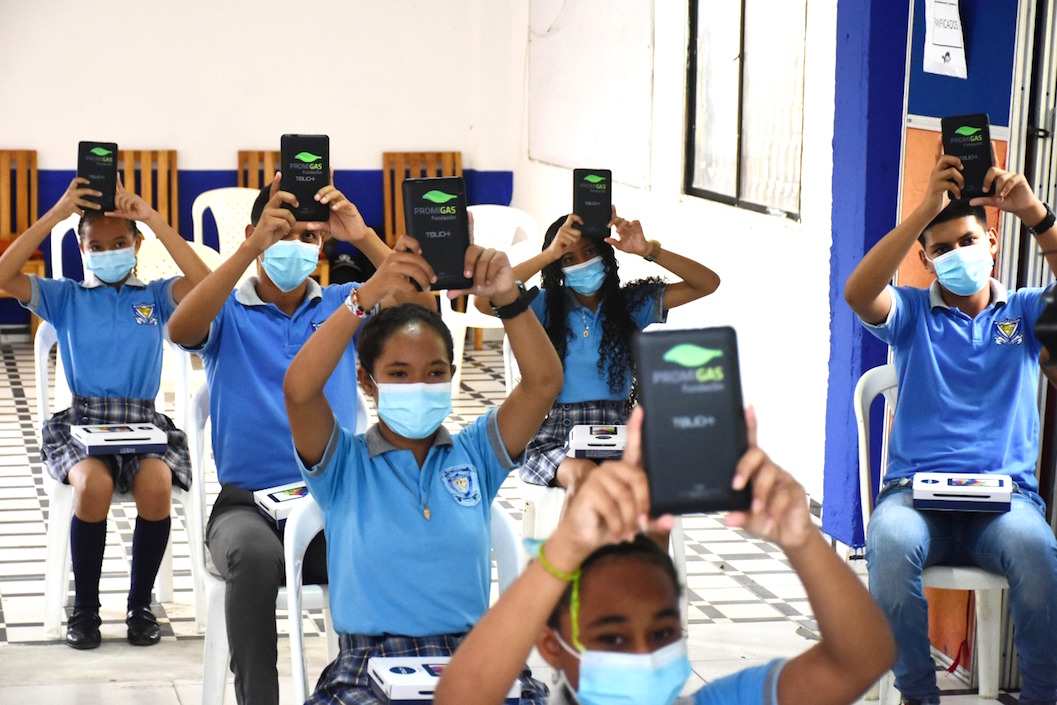 Estudiantes exhibiendo las tarjetas electrónicas.