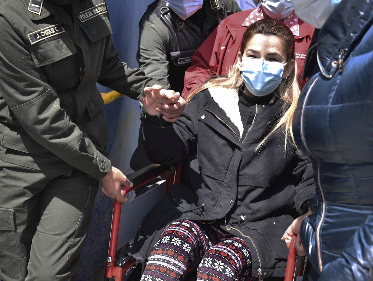 La expresidenta interina de Bolivia Jeanine Áñez (c) es trasladada a un centro médico en La Paz.