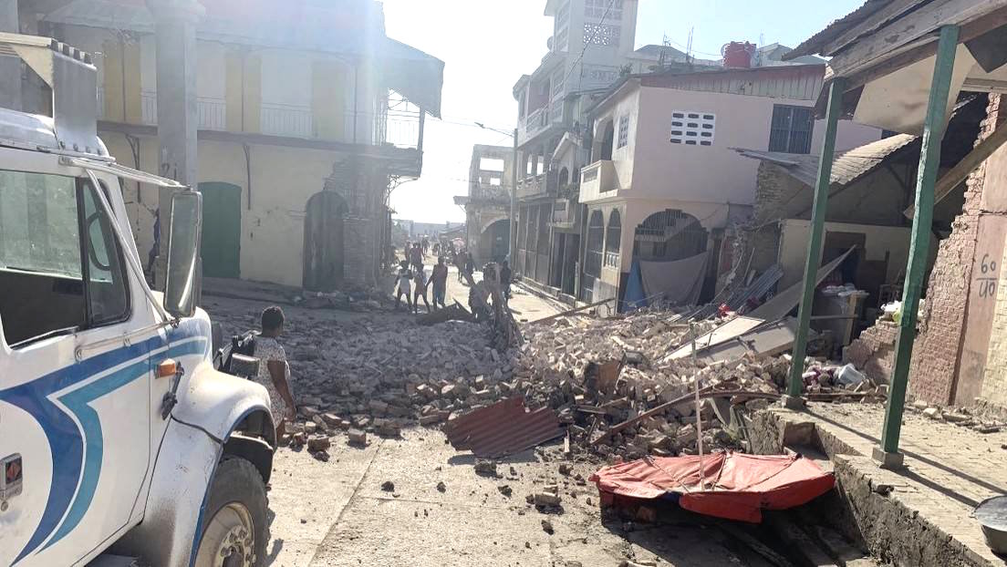 Escombros en las vías tras la destrucción.