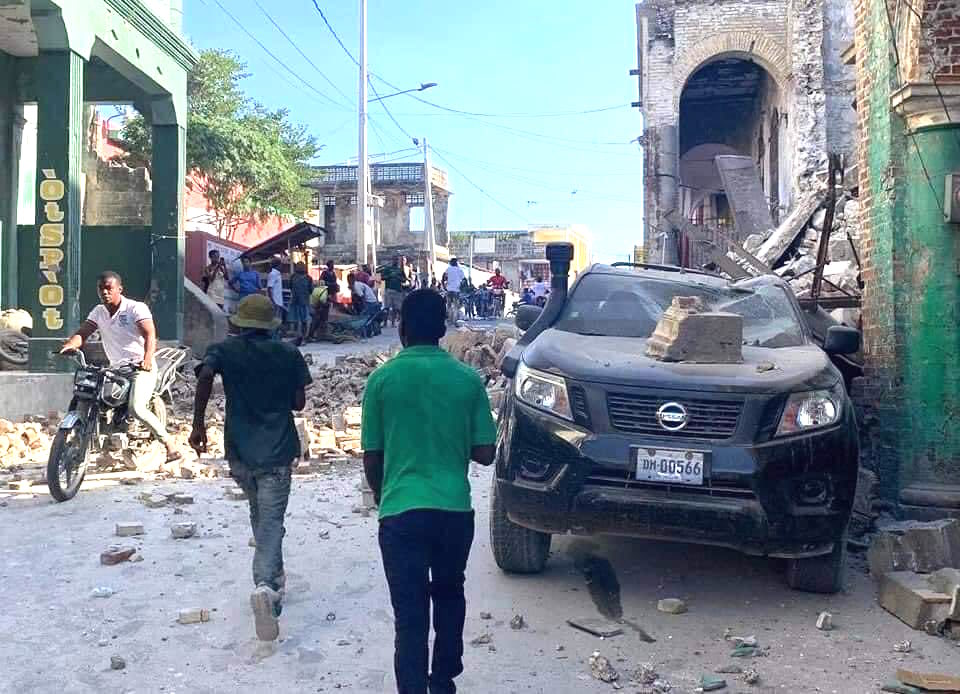 Vehículos afectados por la caída de escombros.