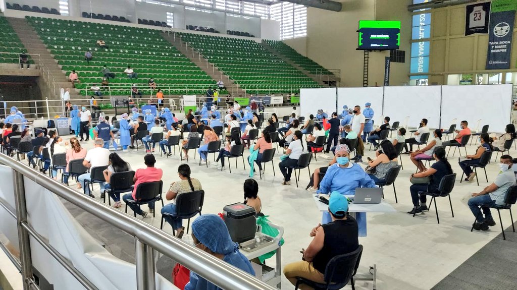 Imagen de jornada de vacunación en el coliseo Elías Chegwin.