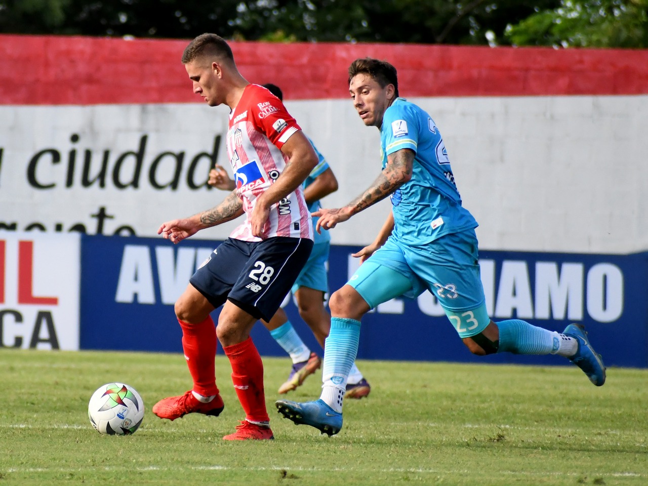 Juan David Rodríguez eludiendo la marca de Sebastián Salazar.