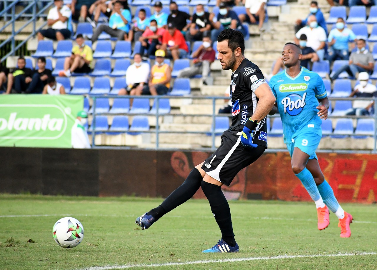 Sebastián Viera despejando una jugada de peligro en su arco.