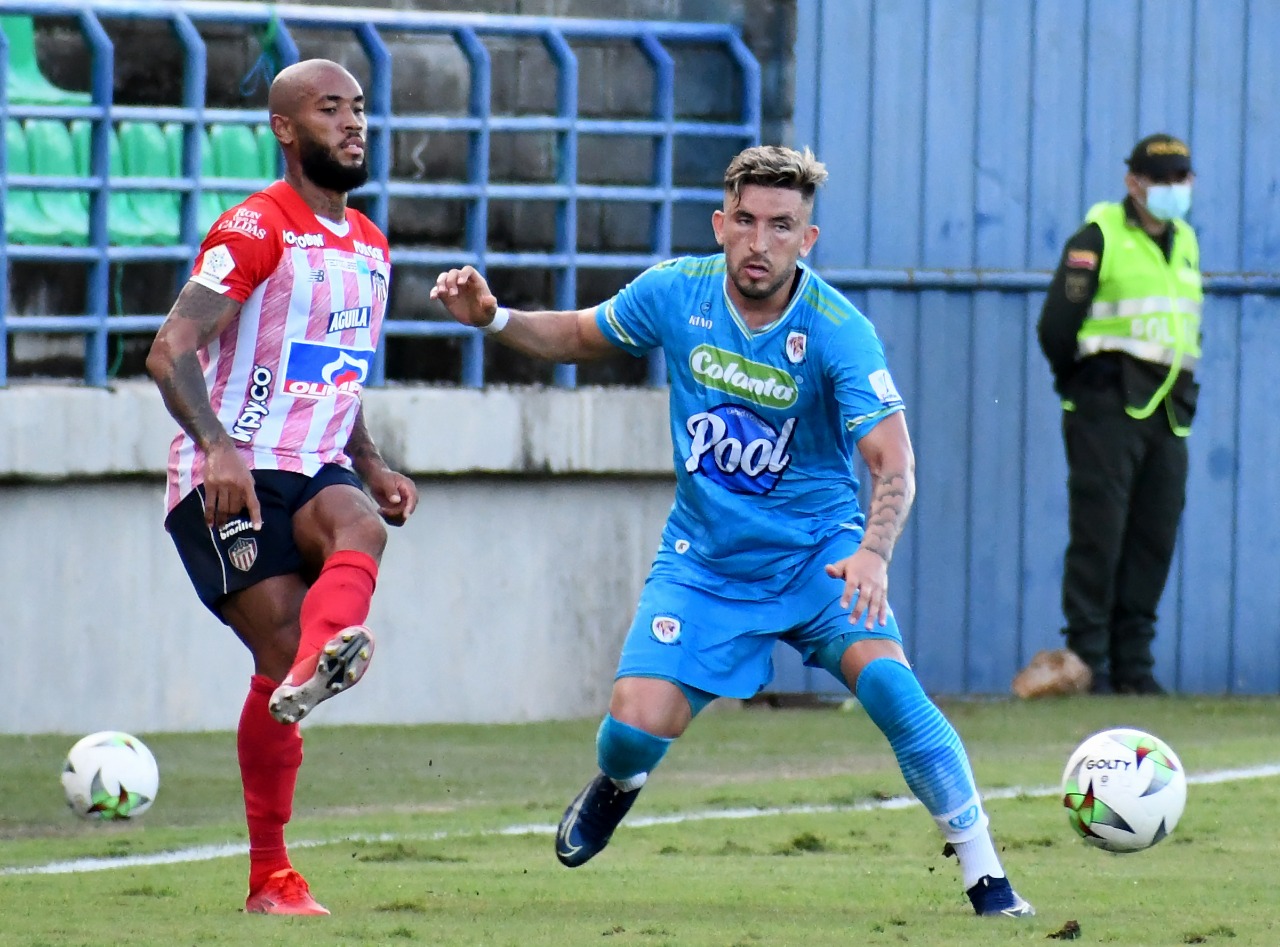 Freddy Hinestroza controlando la ofensiva de los locales.