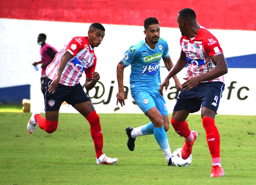 Gabriel Fuentes y Willer Ditta neutralizando la llegada de Yulián Anchico.