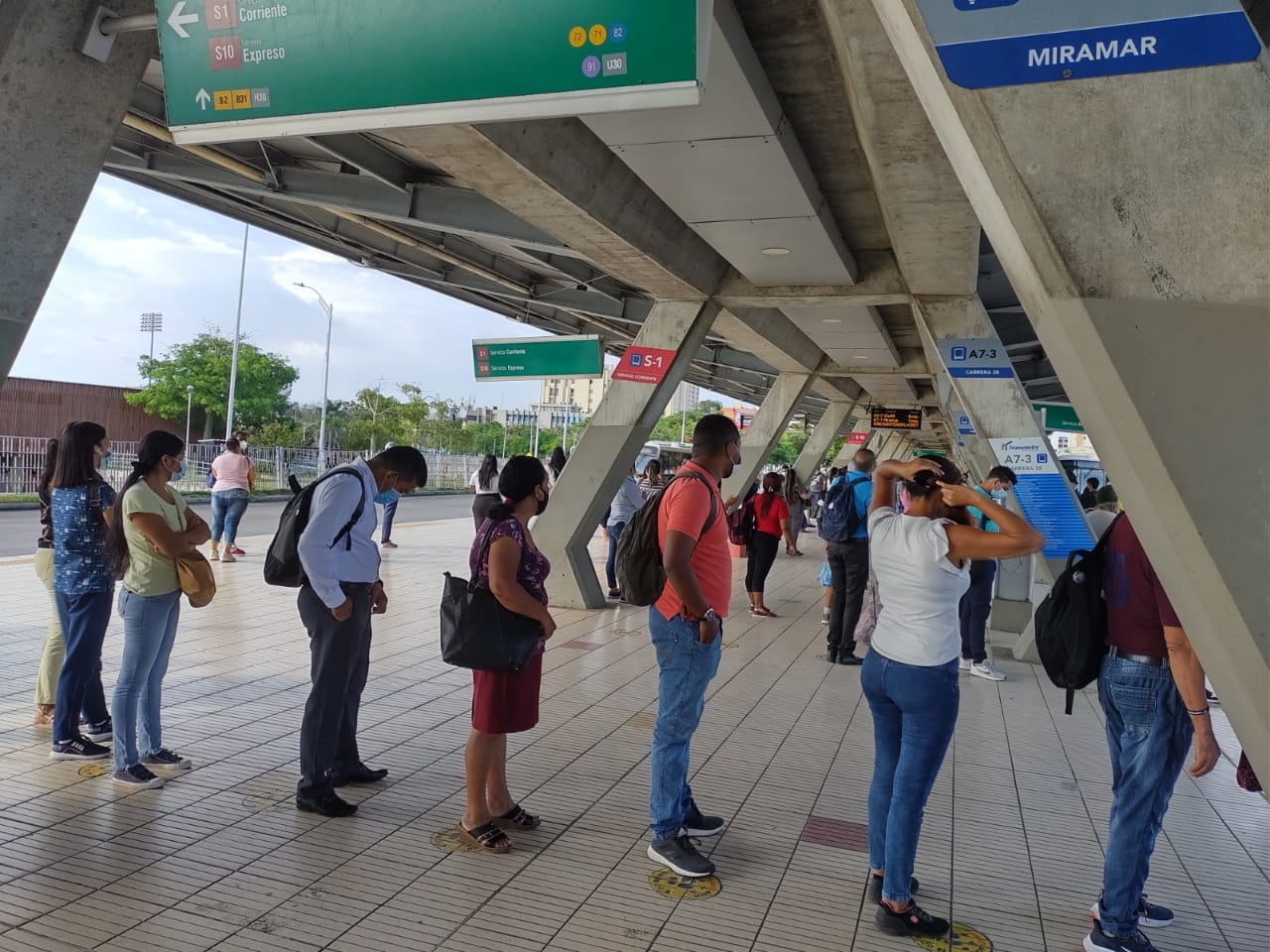 En completo orden usuarios estuvieron en la estación Joe Arroyo.