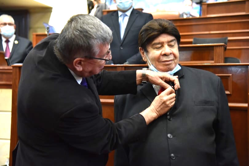 El Representante Jorge Alberto Gómez imponiendo la condecoración a Fruko.