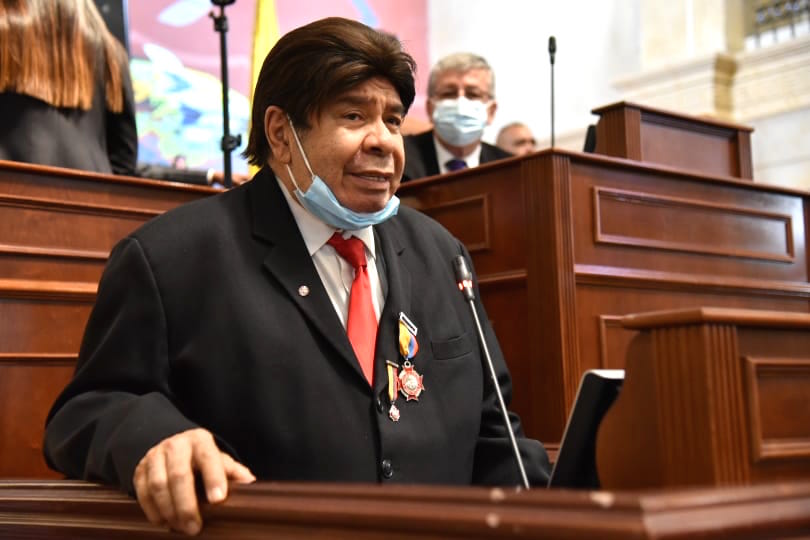 Julio Ernesto Estrada tras recibir los reconocimientos.