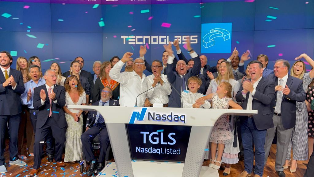 Los directivos de la compañía, empleados y familiares, tras tocar la campana de Nasdaq.
