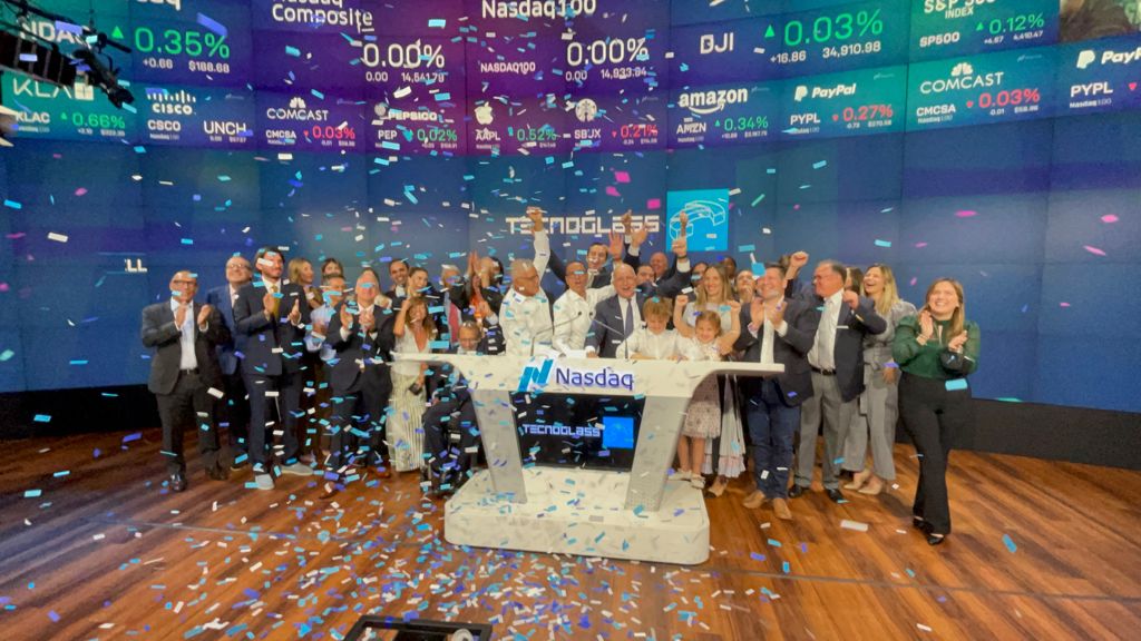 Los directivos de la compañía, empleados y familiares, tras tocar la campana de Nasdaq.