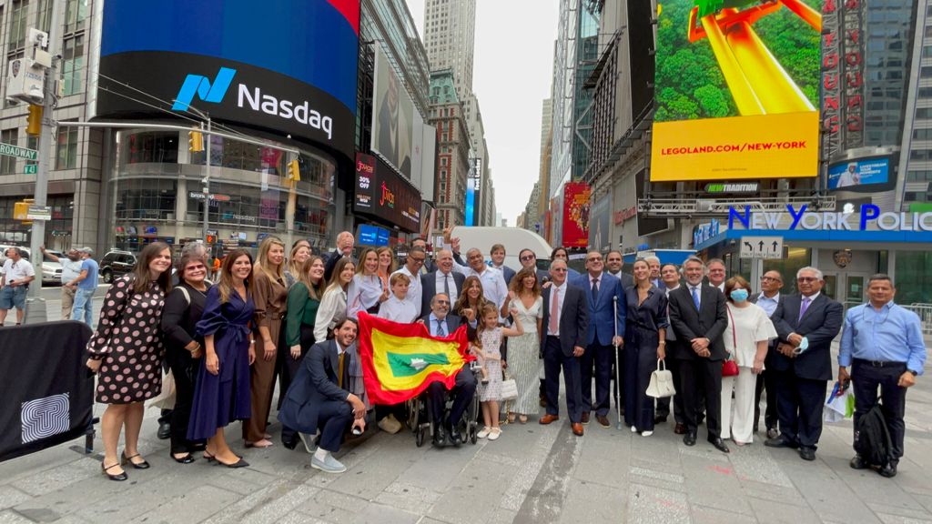 Los directivos de la compañía, empleados y familiares, en Times Square de Nueva York, tras tocar la campana en Nasdaq.