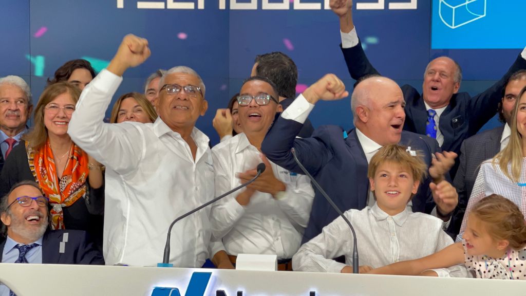 José Manuel Daes, CEO de Tecnoglass, los trabajadores Jorge Perea y Arturo Mesa, y Christian Daes, COO de Tecnoglass, tras tocar la campana de Nasdaq.