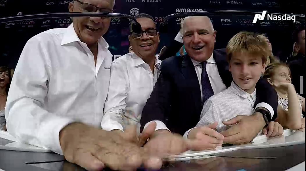 Los trabajadores Arturo Meza, Jorge Perea y Christian Daes, COO Tecnoglass, en el momento en que tocaron la campana de Nasdaq.